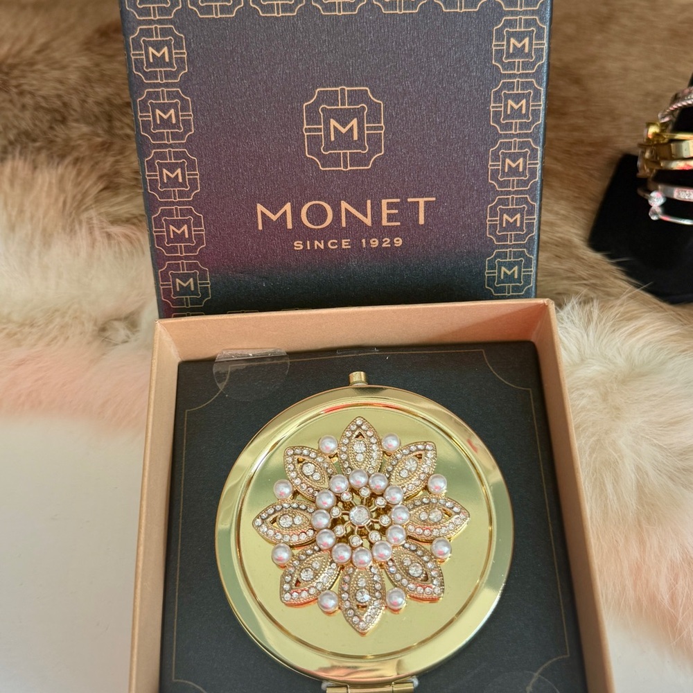NWT!!! Monet Jewelry Gold Tone Compact Mirror w/Pearl and Rhinestones - Picture 4 of 6